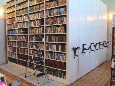 Мобильные стеллажи в помещении библиотеки с высокими потолками. Высота 4 м.