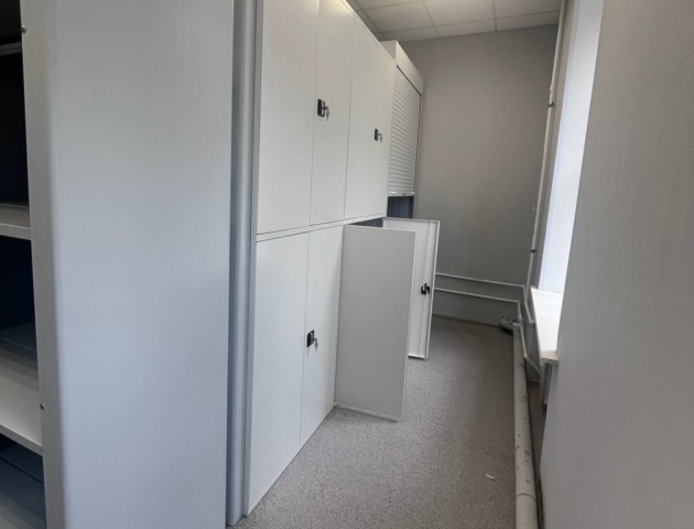 Металлические стеллажи с дверями