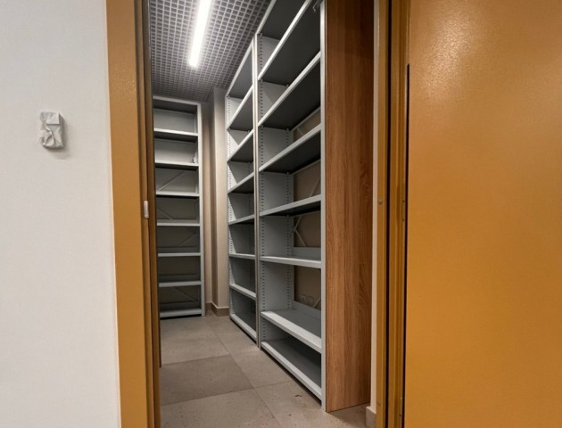 Декоративные лицевые панели из ЛДСП на стеллажах