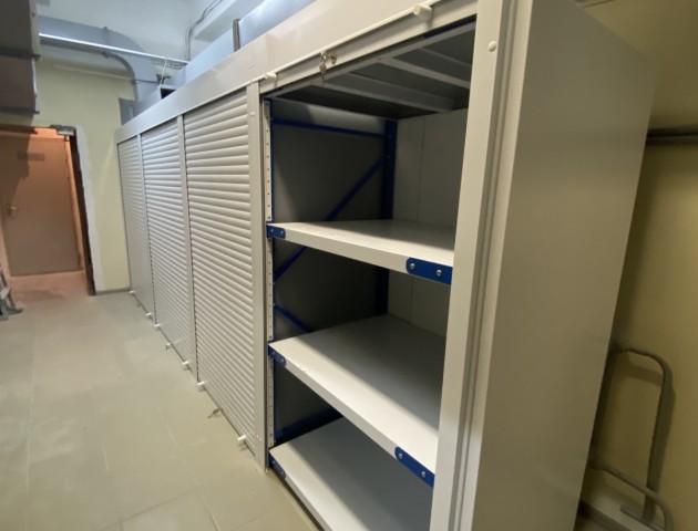 Складской стеллаж с дверями