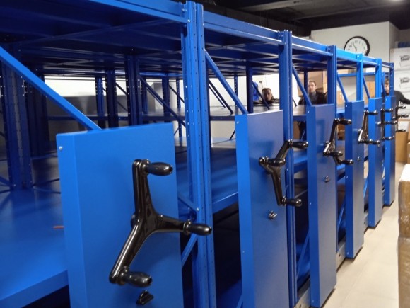 Синие стеллажи