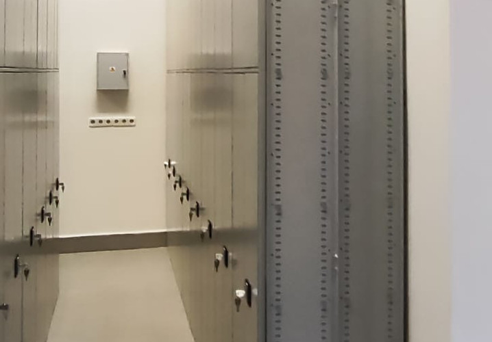 Металлические закрывающиеся стеллажи с замками и дверями